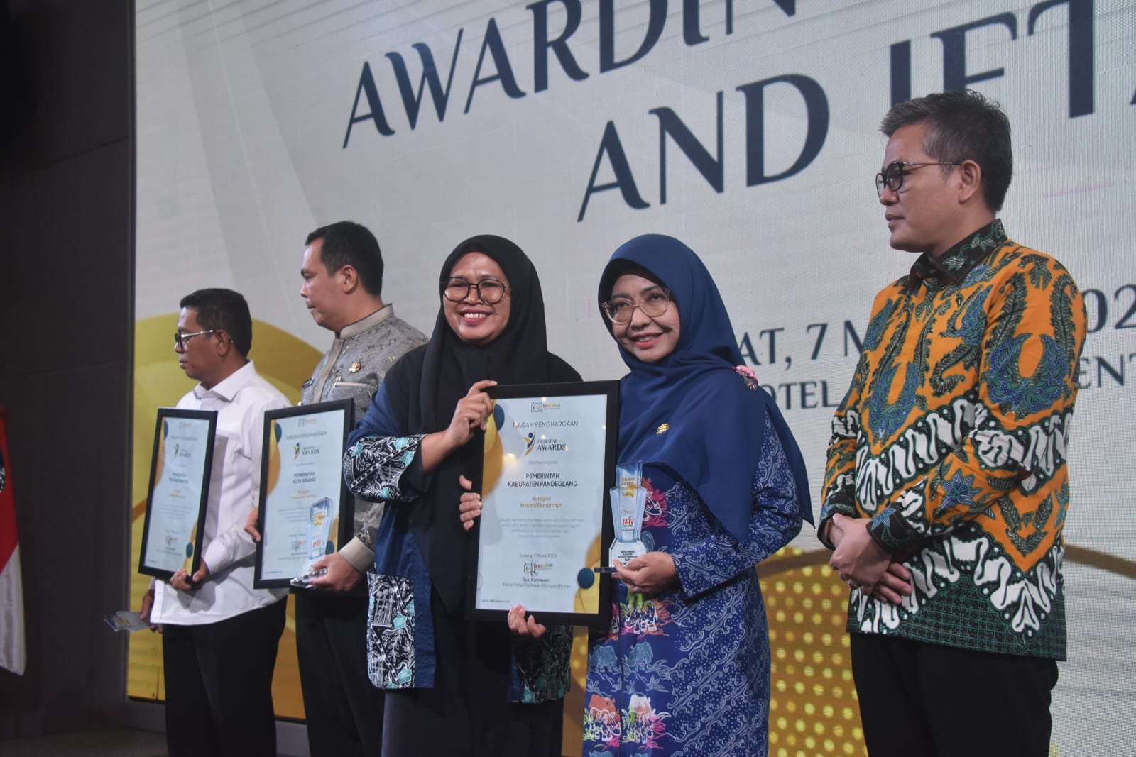 Bupati Pandeglang Dewi Setiani (kedua kanan) menerima Penghargaan Ekbispar Banten 2025