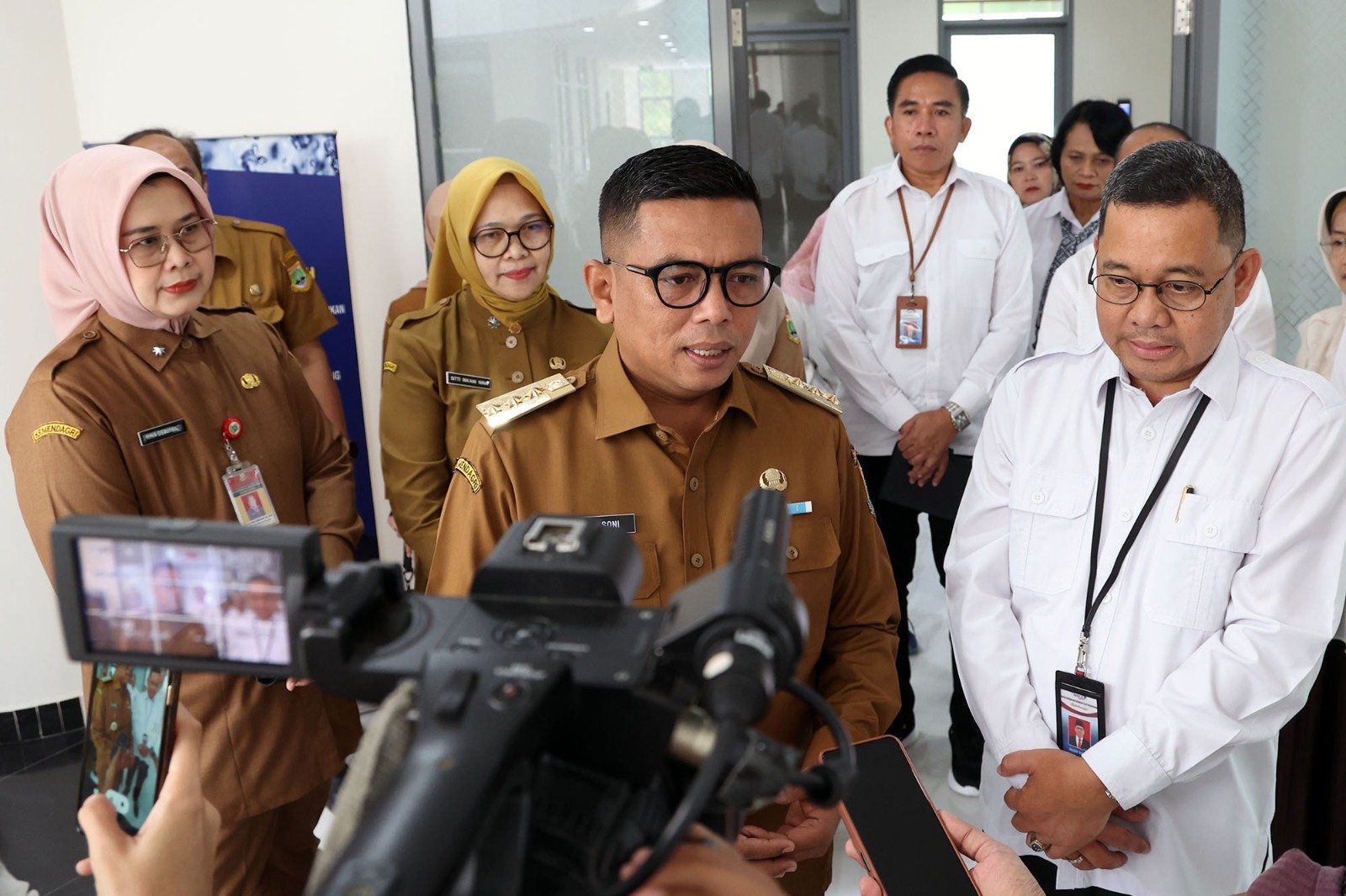Gubernur Banten Andra soni