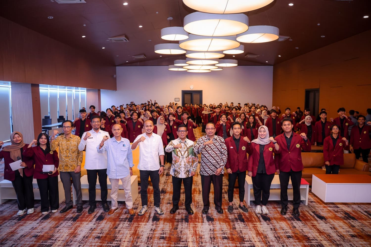 Foto bersama Gubernur Baten