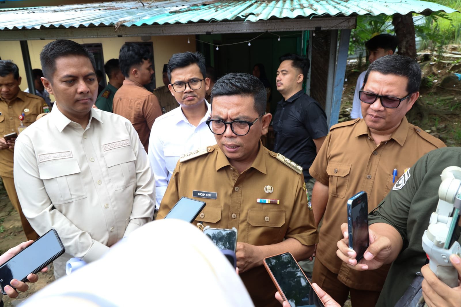 Gubernur andra soni