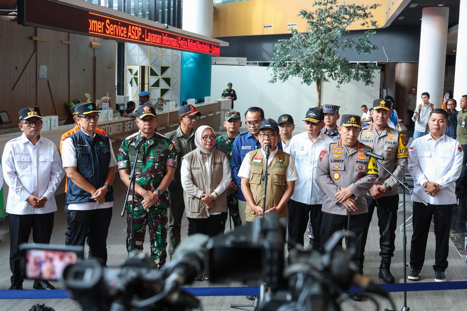Foto bersama usai rapat