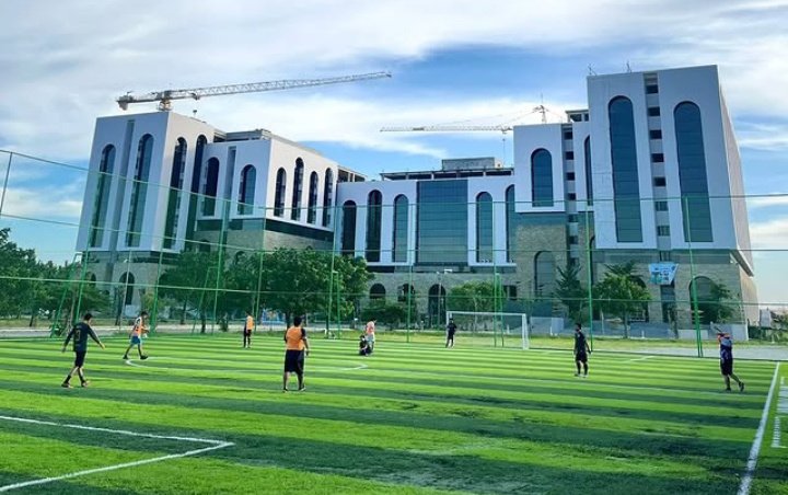 Sejumlh mahasiswa sedang bermain Mini Soccer di lapangan Mini UNPAM Serang, FOTO- Ig unpam_serang
