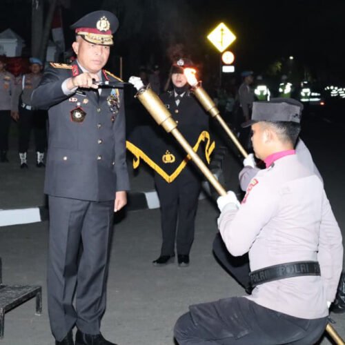 Wakapolda Banten Brigjen Pol H. Hengki (kiri) sedang menyalakan obor dalam rangka kegiatan Taptu atau tradisi pawai berjalan kaki dengan membawa alat penerangan obor, yang diadakan tiap tahun dalam rangka menyambut hari kemerdekaan Republik Indonesia ke-80, yang bertempat di Alun-alun Barat, Kota Serang, pada Sabtu (16/08). FOTO/HO-Polda Banten