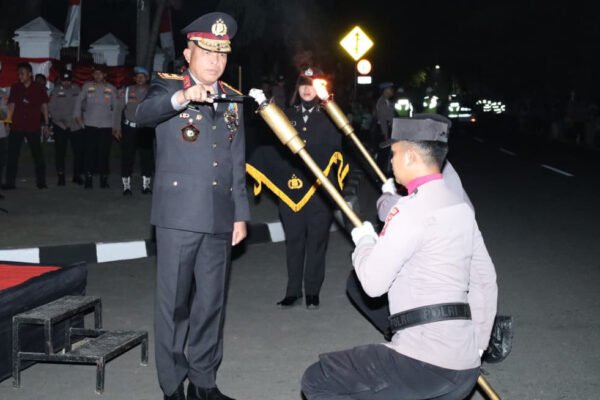 Wakapolda Banten Brigjen Pol H. Hengki (kiri) sedang menyalakan obor dalam rangka kegiatan Taptu atau tradisi pawai berjalan kaki dengan membawa alat penerangan obor, yang diadakan tiap tahun dalam rangka menyambut hari kemerdekaan Republik Indonesia ke-80, yang bertempat di Alun-alun Barat, Kota Serang, pada Sabtu (16/08). FOTO/HO-Polda Banten