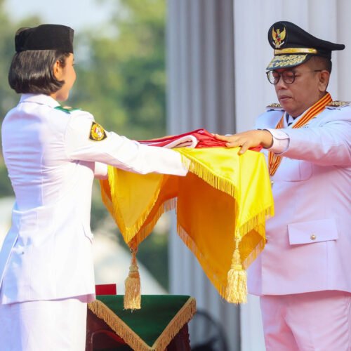 Gubernur Banten Andra Soni (kanan) sedang memeriksa Bendera Pusaka Merah Putih pada saat petugas pengibar bendera akan mengibarkannya di momentum Peringatan Hari Ulang Tahun (HUT) Ke-80 Kemerdekaan Republik Indonesia di provinsi itu di Lapangan Upacara Kantor Gubernur Banten, Kawasan Pusat Pemerintahan Provinsi Banten (KP3B), Curug, Kota Serang, Minggu (17/8/2025). FOTO/istimewa