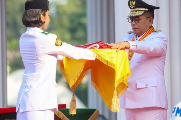 Gubernur Banten Andra Soni (kanan) sedang memeriksa Bendera Pusaka Merah Putih pada saat petugas pengibar bendera akan mengibarkannya di momentum Peringatan Hari Ulang Tahun (HUT) Ke-80 Kemerdekaan Republik Indonesia di provinsi itu di Lapangan Upacara Kantor Gubernur Banten, Kawasan Pusat Pemerintahan Provinsi Banten (KP3B), Curug, Kota Serang, Minggu (17/8/2025). FOTO/istimewa