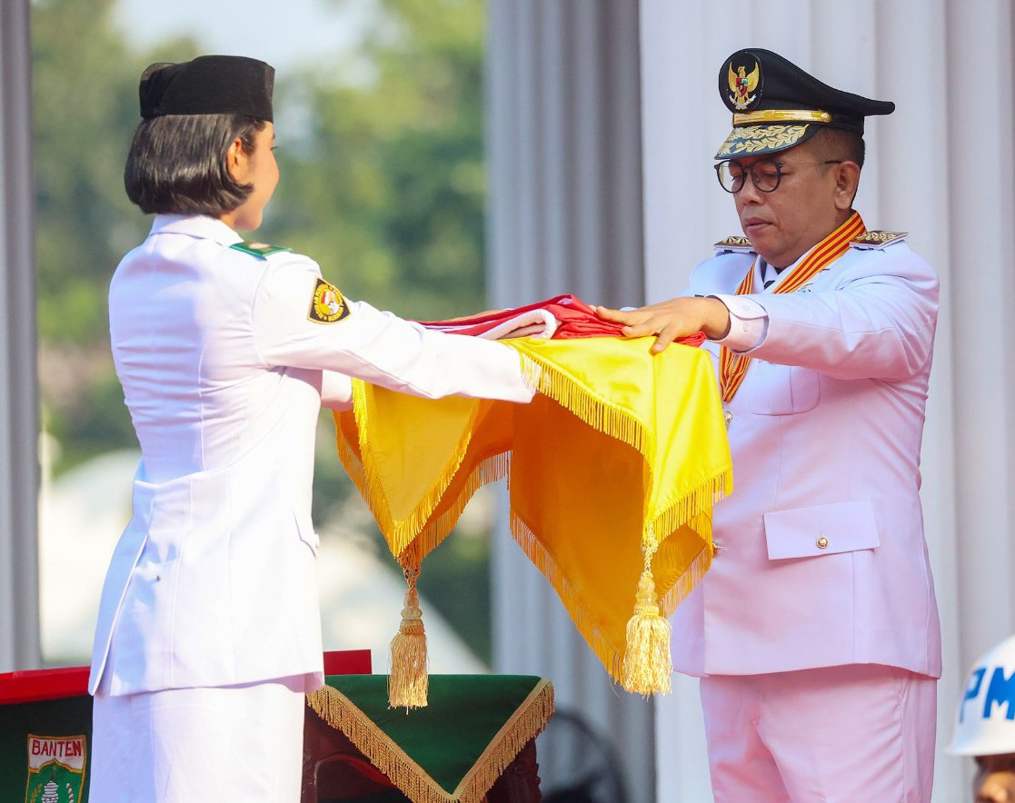 Gubernur Banten Andra Soni (kanan) sedang memeriksa Bendera Pusaka Merah Putih pada saat petugas pengibar bendera akan mengibarkannya di momentum Peringatan Hari Ulang Tahun (HUT) Ke-80 Kemerdekaan Republik Indonesia di provinsi itu di Lapangan Upacara Kantor Gubernur Banten, Kawasan Pusat Pemerintahan Provinsi Banten (KP3B), Curug, Kota Serang, Minggu (17/8/2025). FOTO/istimewa