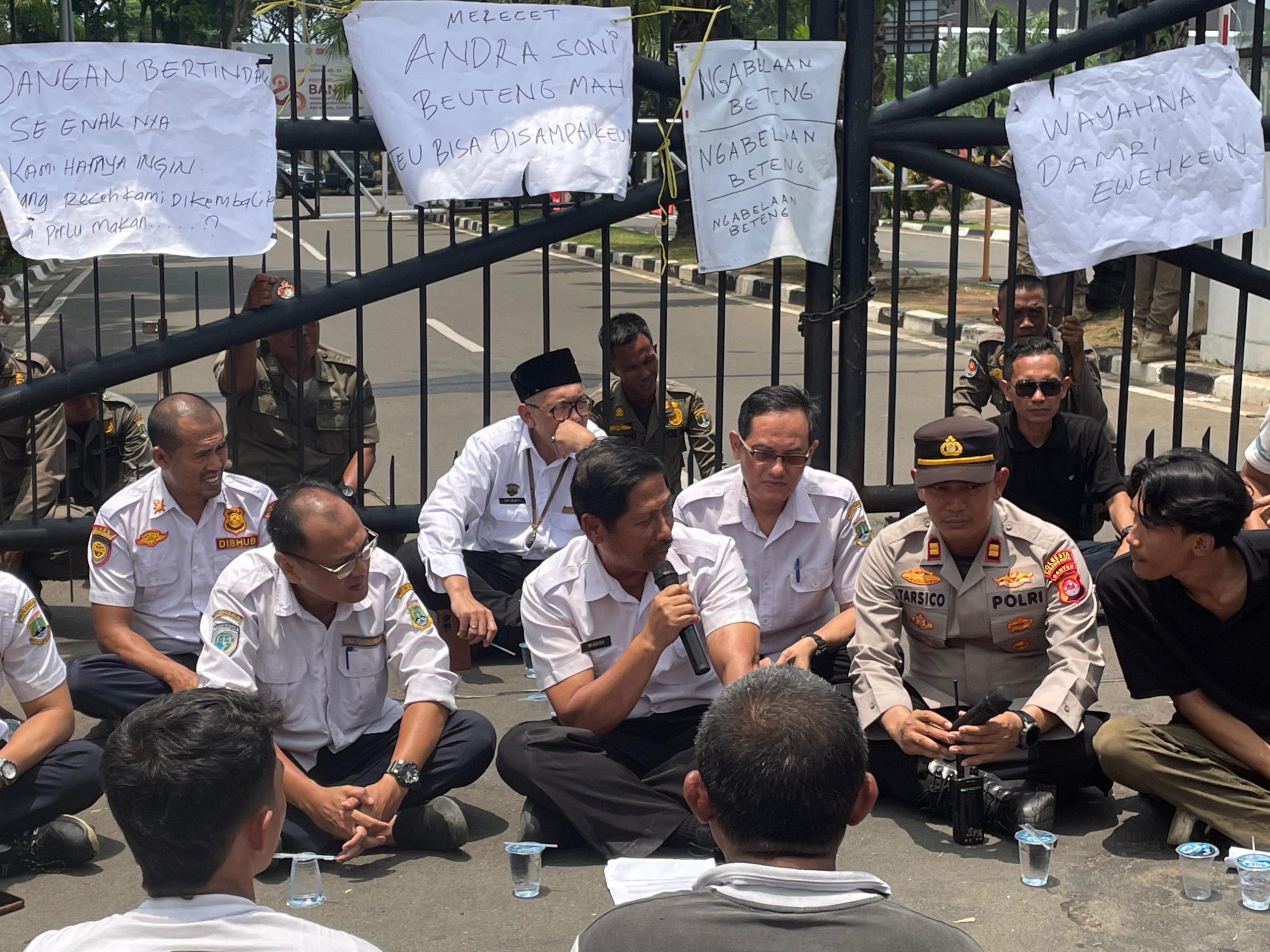 Pemprov Banten terima aspirasi komunitas angkot