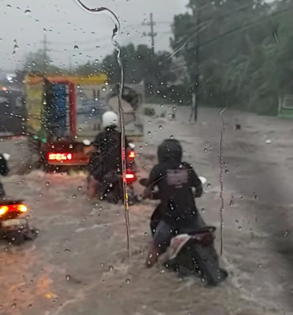 BANJIR MELANDA WILAYAH NGORO MOJOKERTO, PENGENDARA DIIMBAU WASPADA