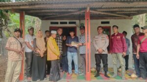Serah Terima Kunci Rumah Program Swadaya untuk Bapak Muhidin di Karangtanjung.